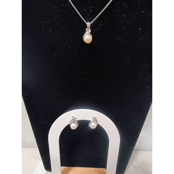 Sterling Silver Fresh Water Pearl Necklace And Stud Earring Set - Picture 2 of 9